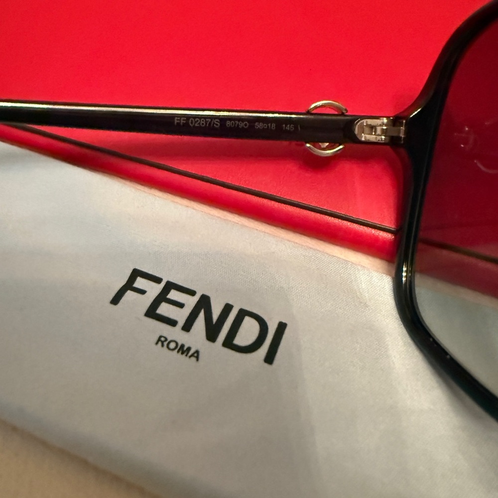 Fendi Black Oversized Sunglasses - Picture 5 of 5